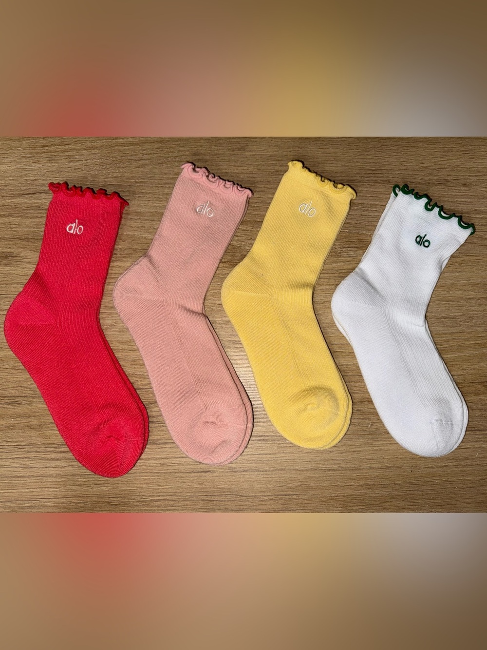 NEW ALO Yoga Ruffle-Trim Crew Socks - Red, Pink, Yellow, White (4-Pack). Size M.